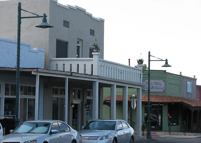Cottonwood Hotel